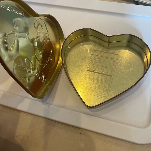 2003 Elvis Presley Heart Shaped Russel Stover Candy Tin Valentine Box - Picture 3 of 3